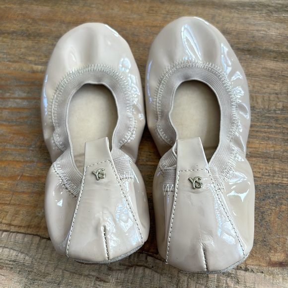Yosi Samara Foldable Ballet Flat in Simply Taupe Patent Leather - Picture 6 of 13